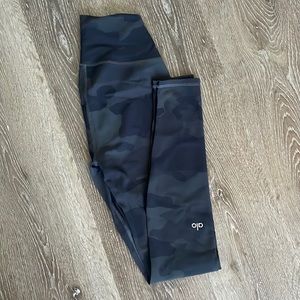 Alo Yoga XS like new camo leggings